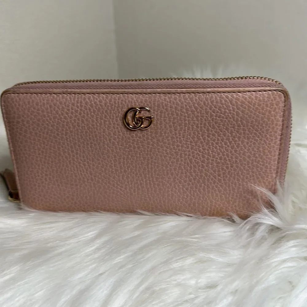 💯 Authentic Gucci GG Long Zipped Around Leather Wallet 🍀